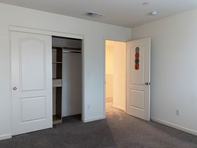 Building Photo - Spacious 4 bedroom/2 bath home waiting to ...