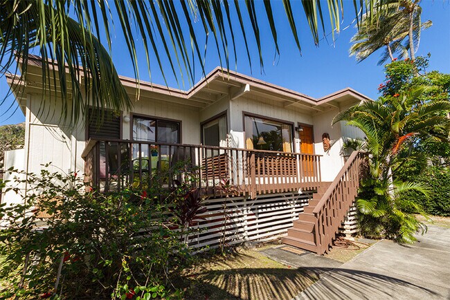 Building Photo - Adorable Beach Style 3 bedroom, 2 bath home in Lanikai! All utilities included!