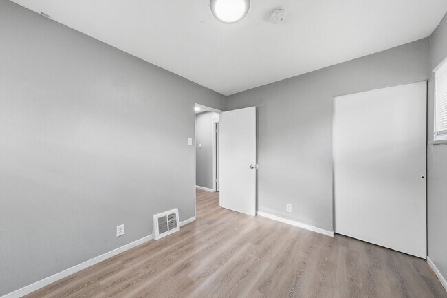 Building Photo - 237 Grampian Rd