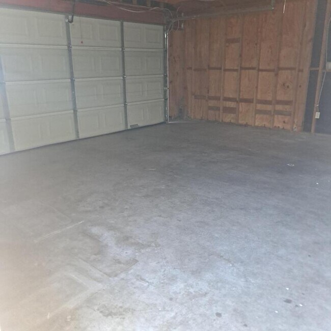 Building Photo - 640 E Shaver St