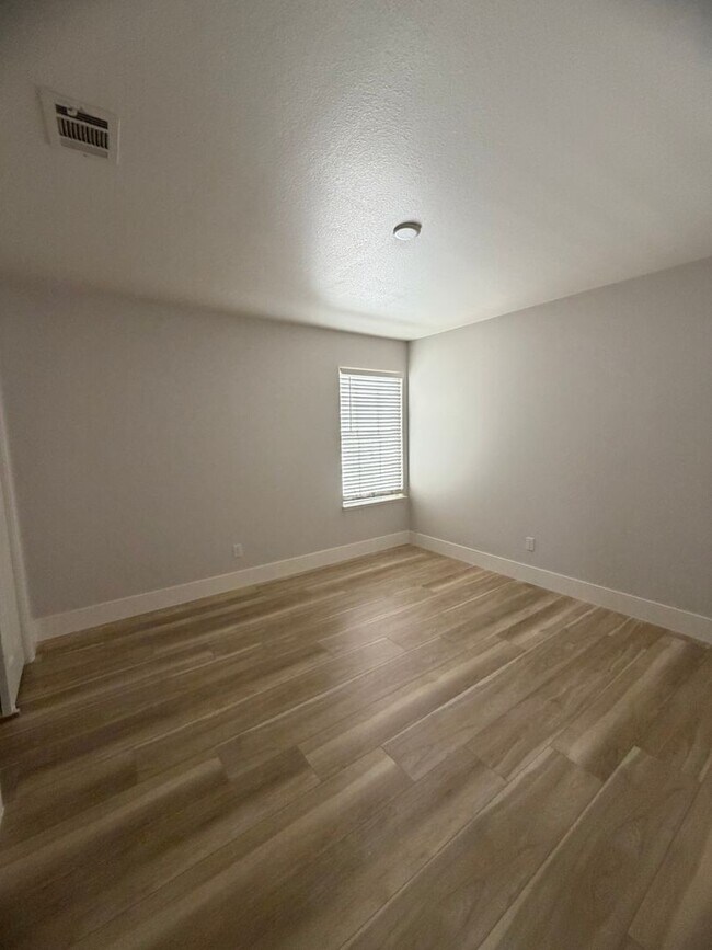 Building Photo - BEAUTIFULLY UPGRADED SINGLE FAMILY HOME - 3 BEDROOM, CORNER LOT WITH VAULTED CEILINGS