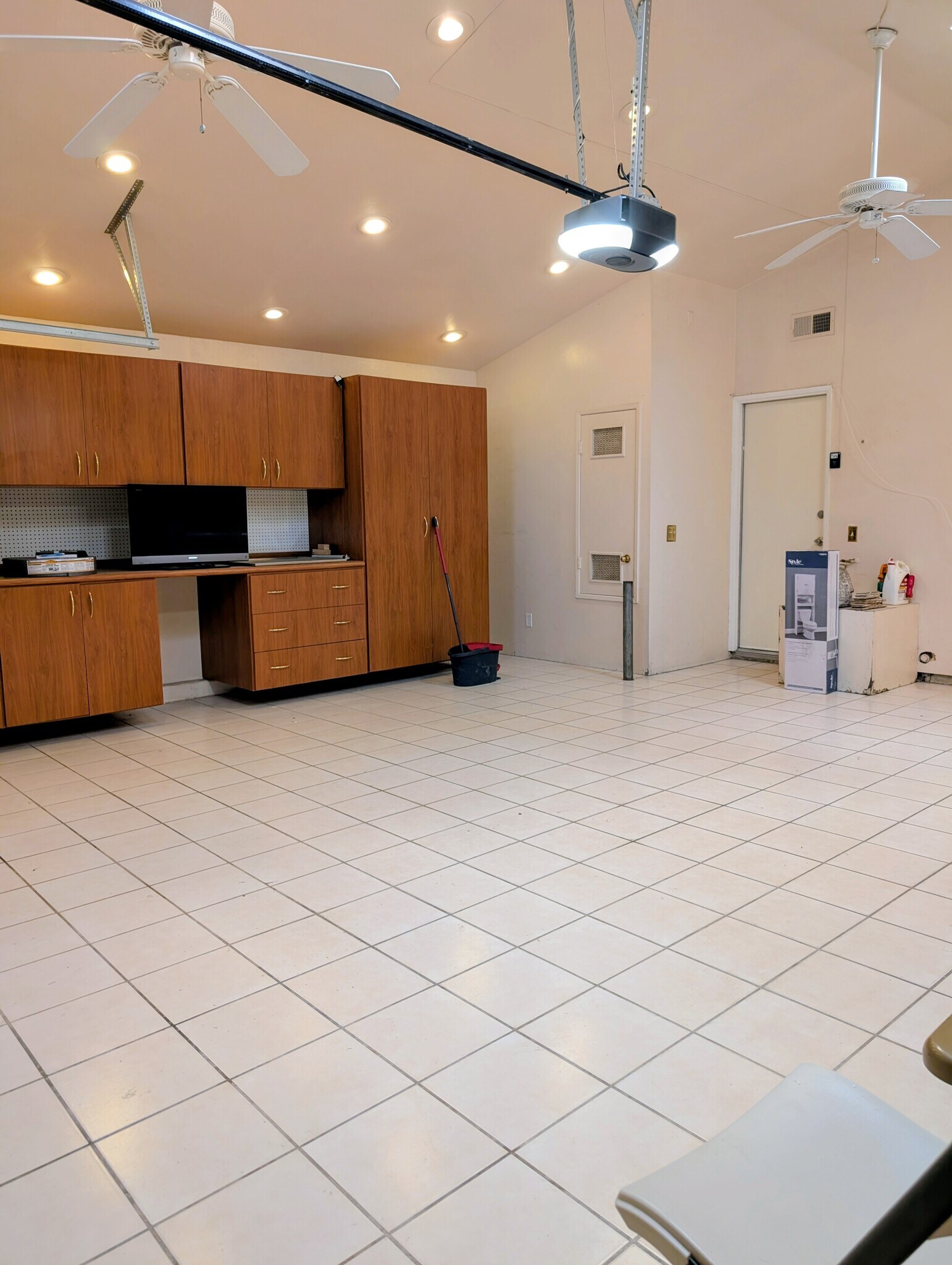 Building Photo - 885 W 56th St