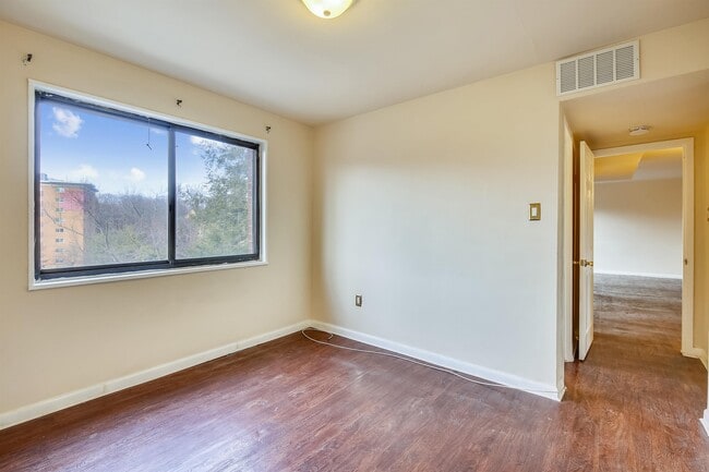 Building Photo - 7611 Maple Ave