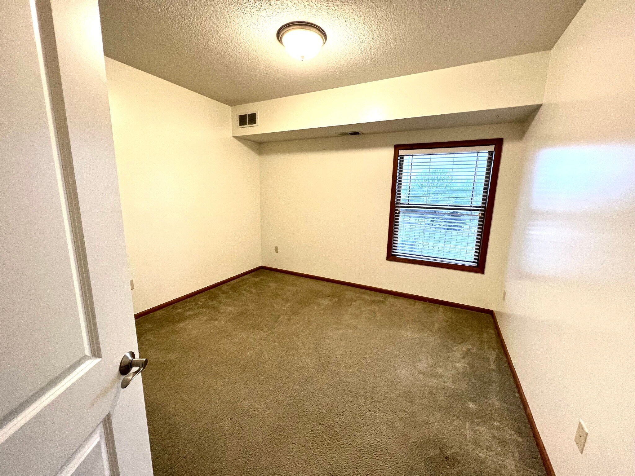 Building Photo - 2103 Silver Bell Rd