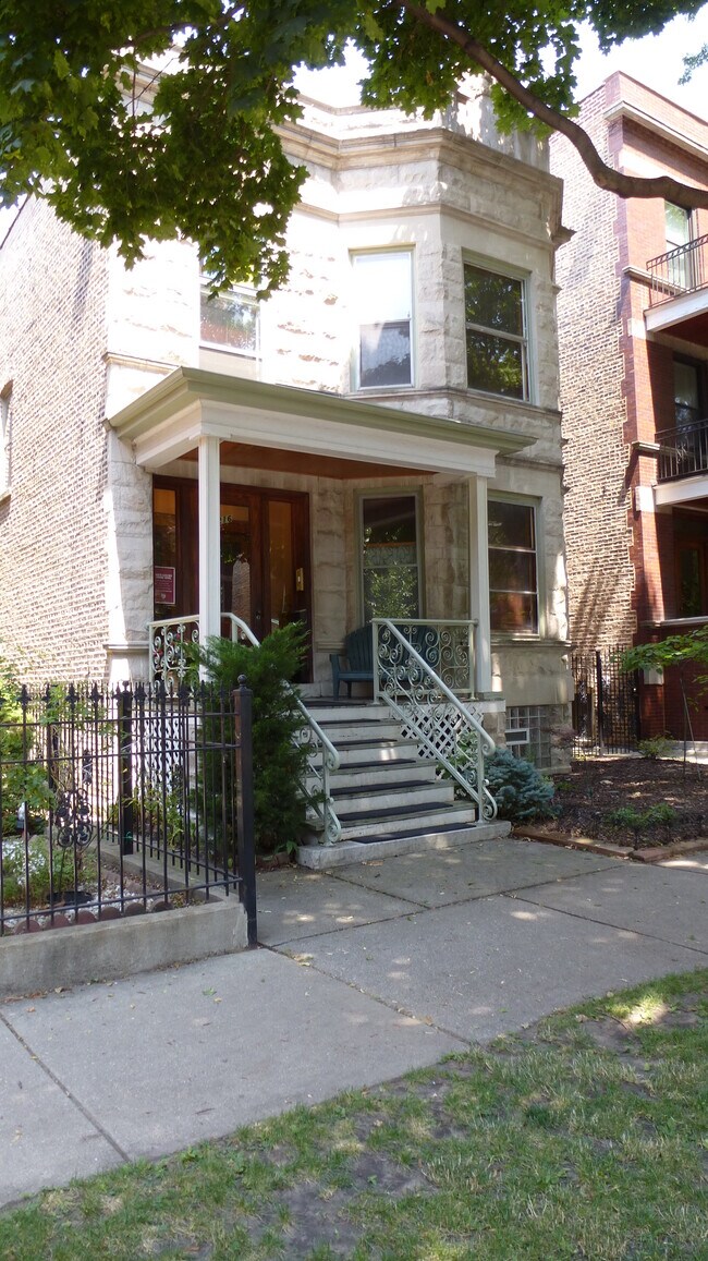 Building Entrance - 2216 W Giddings St