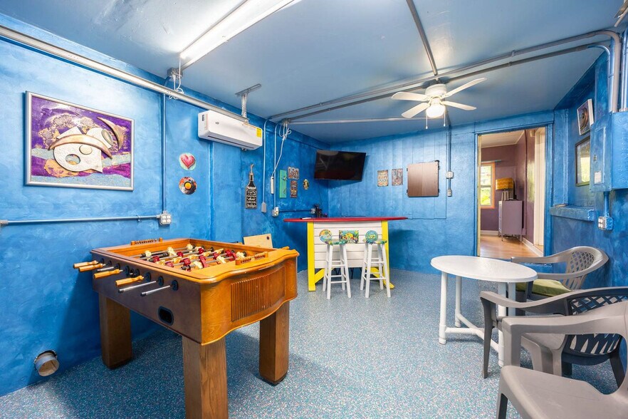 Building Photo - 214 Lucerne Dr