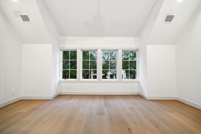 Building Photo - 2214 Bartlett St