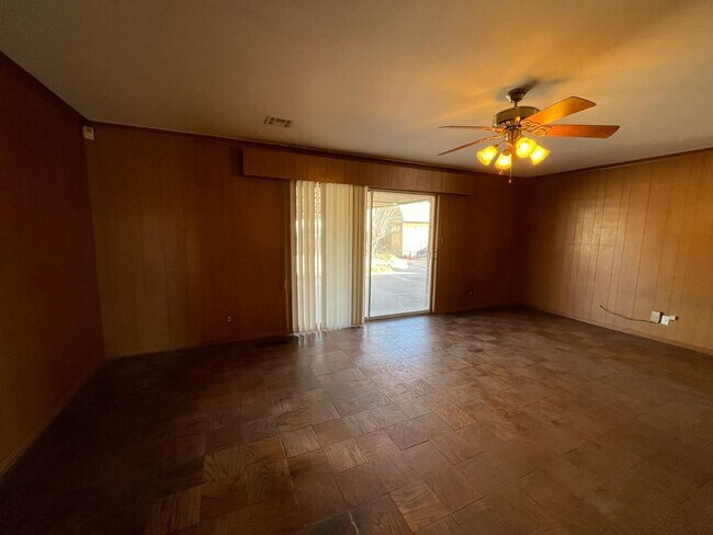 Building Photo - 3 bedroom, 2 bath, 2 living areas, 2 car garage Ranch style home nestled on a corner lot