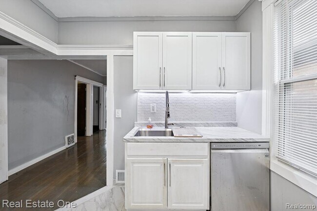 Building Photo - 304 Hendrie St