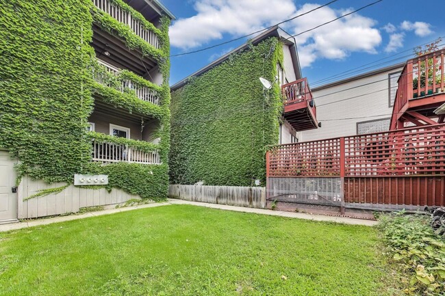 Building Photo - 1437 W Oakdale Ave