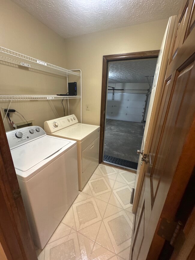 Building Photo - 9229 Westdrum Ct