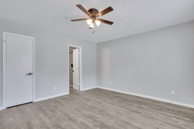 Building Photo - High End Finishes in a Quiet Residential N...