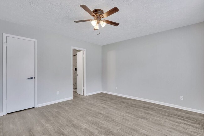 Building Photo - High End Finishes in a Quiet Residential Neighborhood