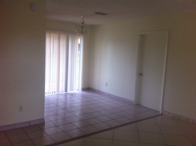 Building Photo - Beautiful  3 bedroom, 2 bath, 2 car garage...