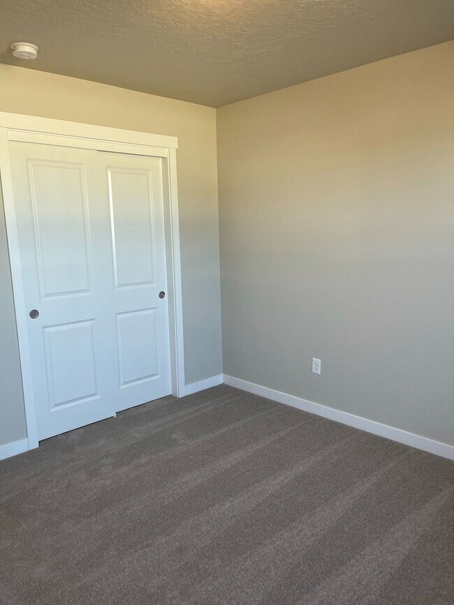 Building Photo - 4 bedroom 2 bath large loft area upstairs / All bedrooms downstairs