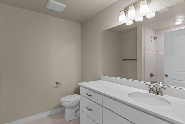 Building Photo - 2 Bedroom 2 Bathroom Ground Floor Townhome in Centerra