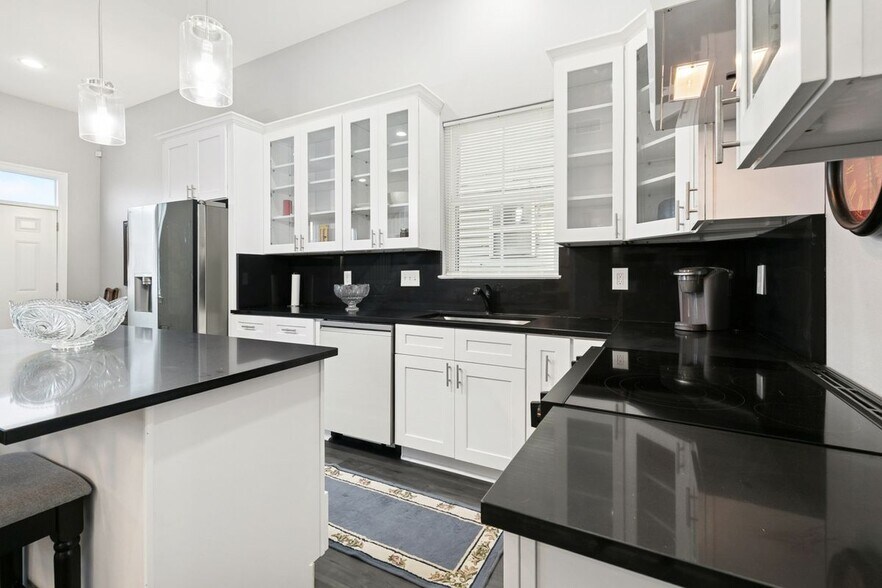 Building Photo - 2133 Dumaine St