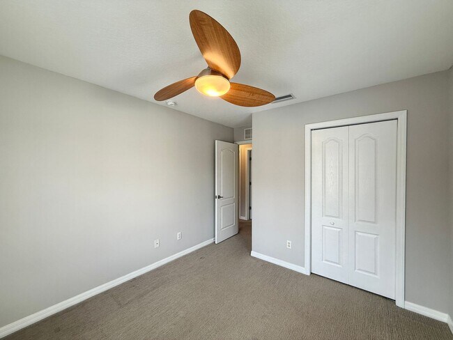 Building Photo - Clean and Comfortable 3 Bedroom Townhome