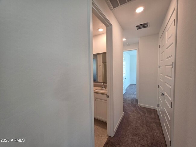 Building Photo - 319 Pinnacle Ridge Dr