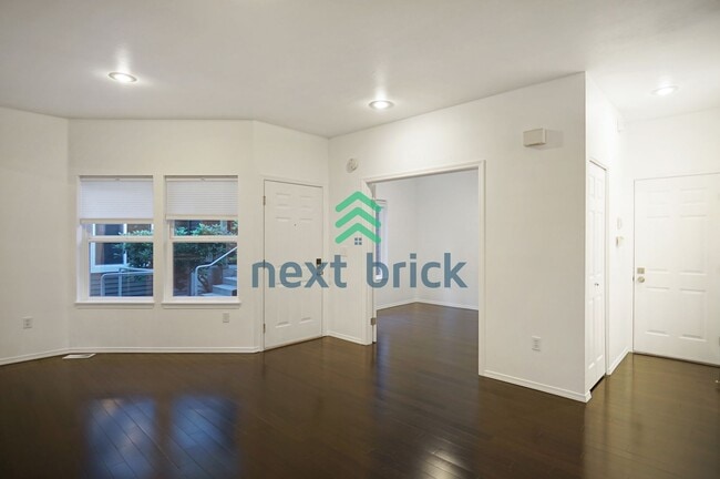 Building Photo - Beautiful home with 3 beds, 2.5 baths for rent