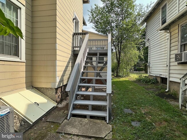 Building Photo - 10 Clifton Ave