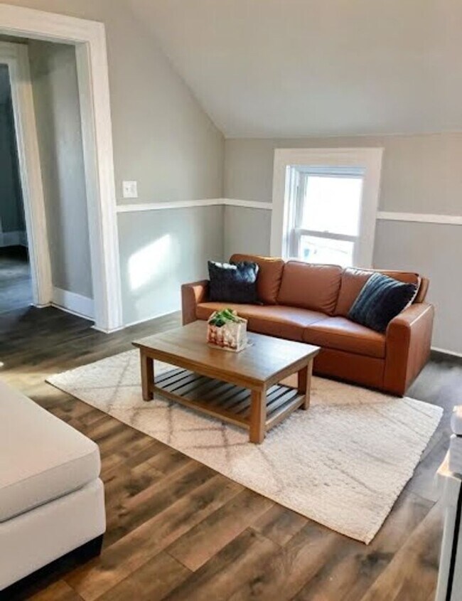 Building Photo - 2096 W 93