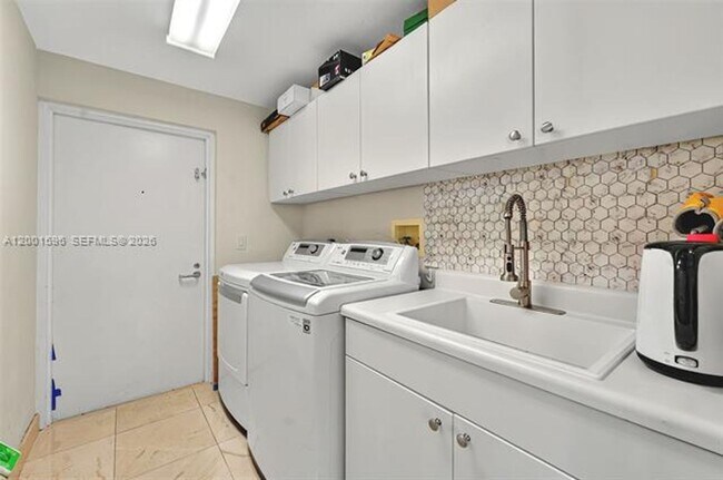 Building Photo - 21050 Point Pl