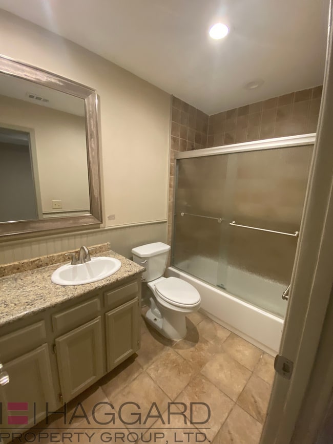 Building Photo - Renovated half duplex-2 bed, 1 bath, 1 story