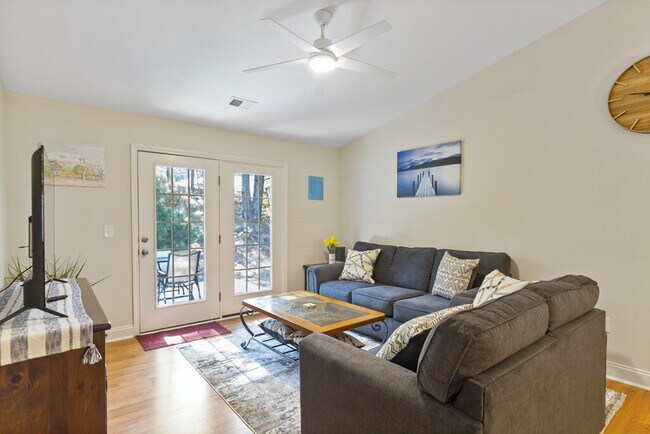 Building Photo - 2 bed, 2 bath, Furnished for Short Term Le...
