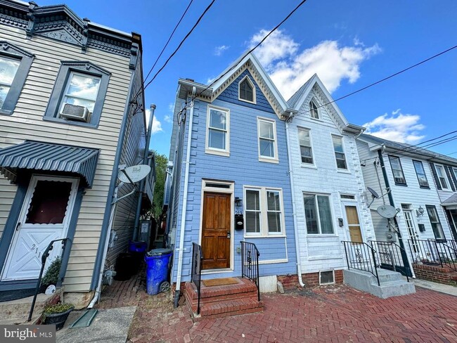 Building Photo - 213 E 6th St