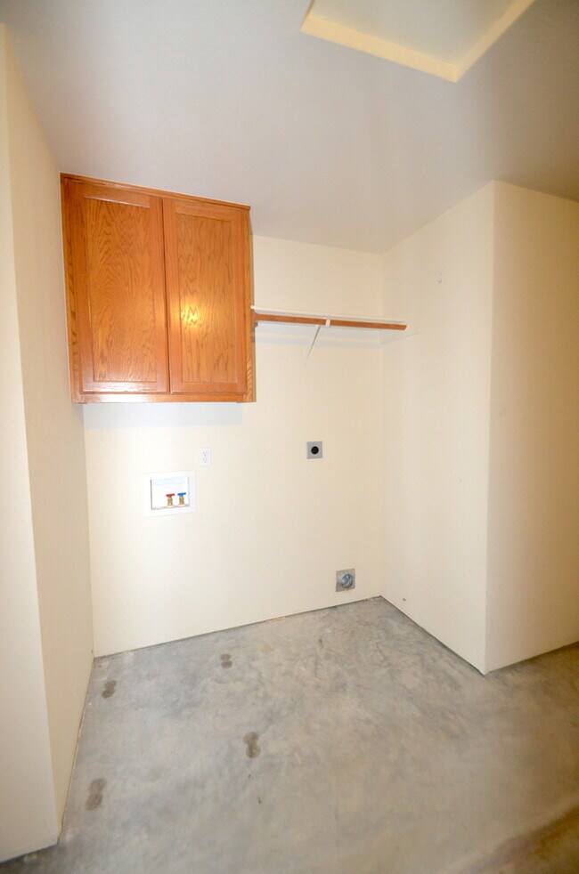 Building Photo - GREAT 3 BED/2 BATH HOME IN SKYLINE RIDGE- ...