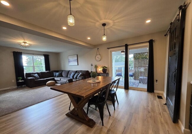 Building Photo - 2114 Pine View Dr