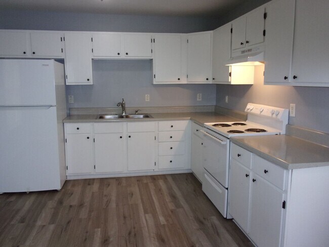 Building Photo - 3 Bedroom 1 Bath Home - Recently Refreshed