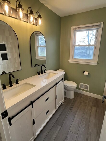 Upstair guest full bath - 3803 Brunswick Dr