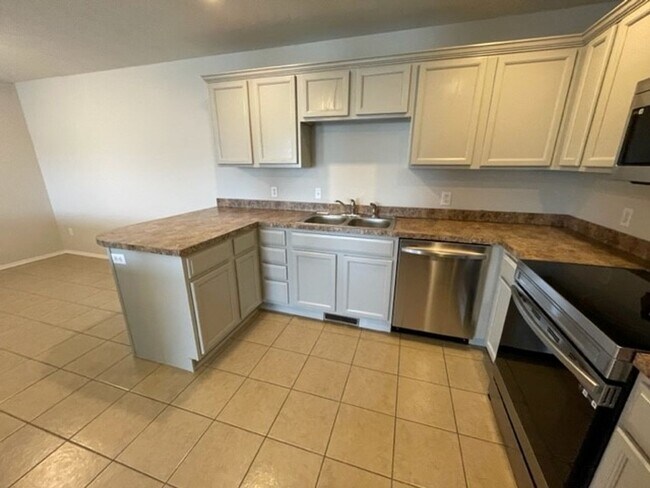 Building Photo - 4 Bedroom Walk out Basement Duplex in Ozark!