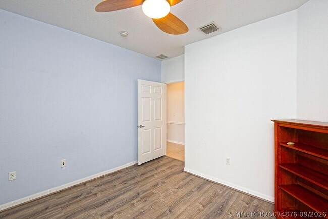 Building Photo - 1864 S Dovetail Dr