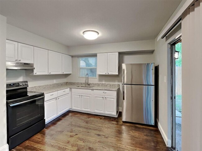 Building Photo - 3 BR/1.5BA | Renovated Single Family Home | 1-Car Garage | Gated backyard