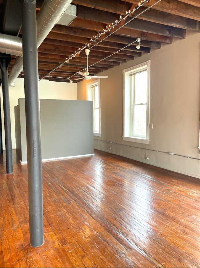 Building Photo - 1000 S Charles St