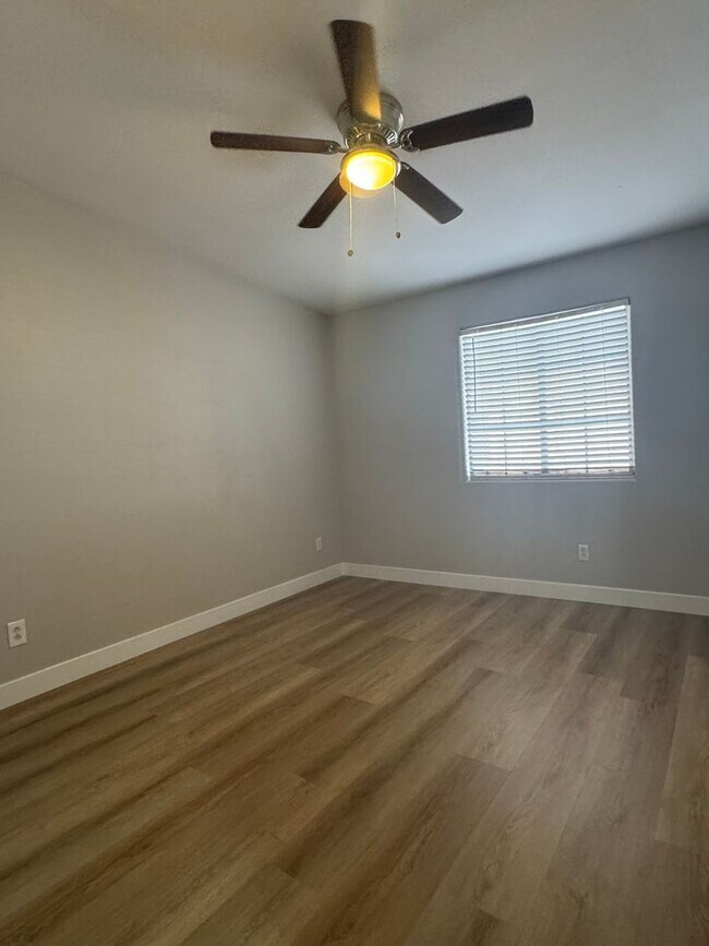 Building Photo - Nice, upgraded Town Home 3br, 3bath, 2cg.