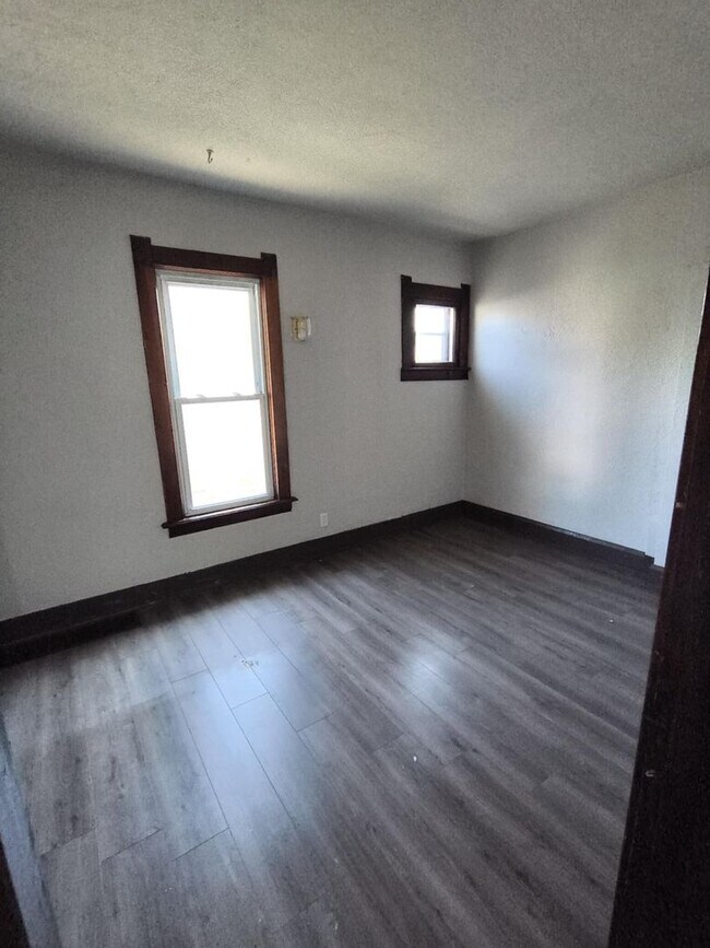 Building Photo - Spacious 3 Bedroom Located Near University...