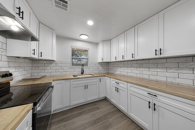 Building Photo - 3232 Parker Dr