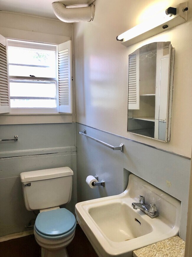 Building Photo - Charming North Hill Home with Beautiful Landscaping and Water Included!