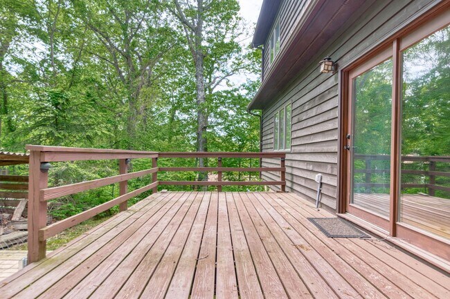 Building Photo - 3 bed/2 bath. Pet Friendly. Fenced Yard