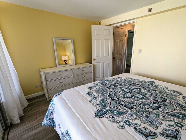Building Photo - Island Colony 1-Bed 1-Bath, Sweeping Mount...