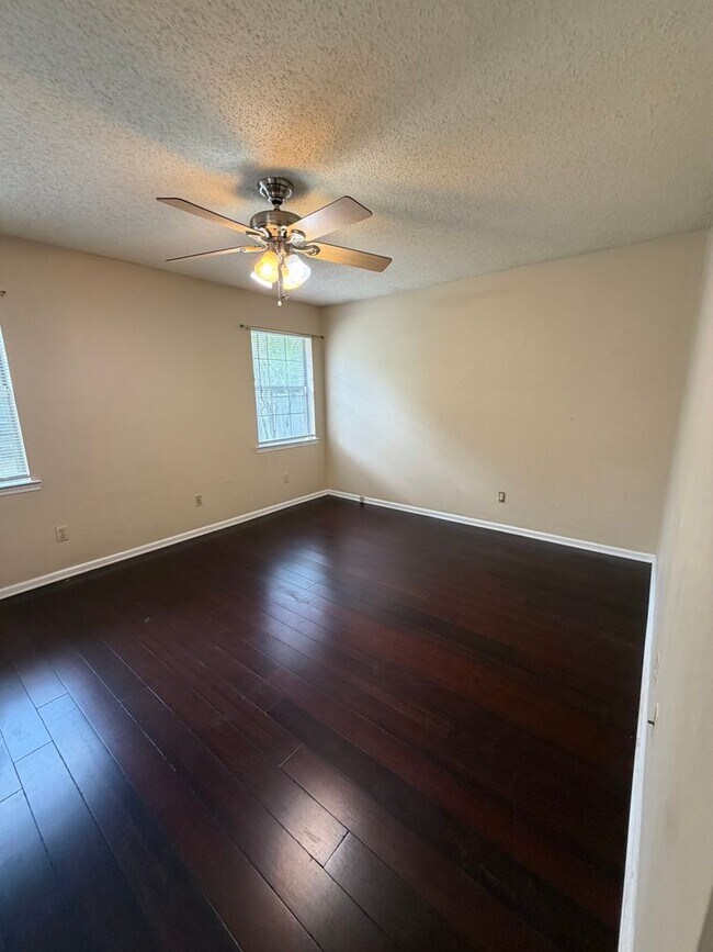 Building Photo - FOR RENT