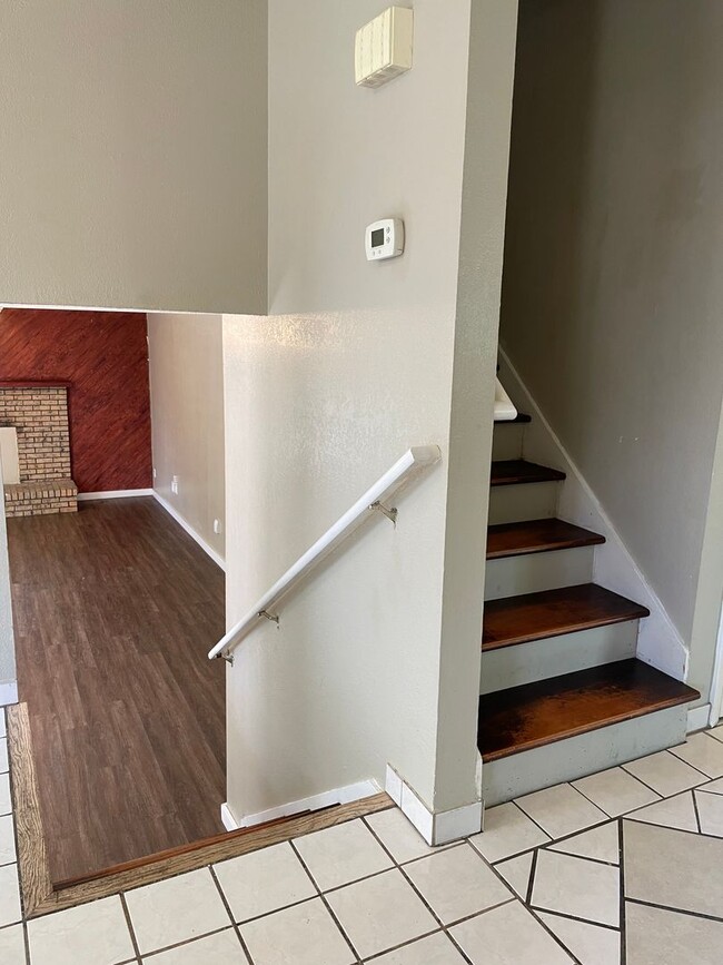 Building Photo - STUDENTS WELCOME! 5 Bedroom 3 Bathroom Single Family Home West Fort Collins