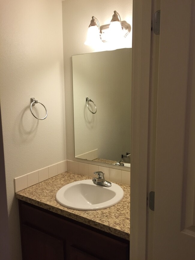 Building Photo - Available 3/23! Spacious 3 Bed/2.5 Bath Home in VAN MALL Area!