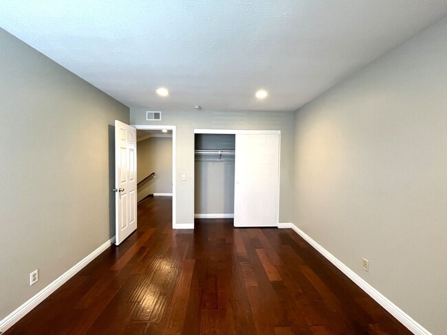 Building Photo - 4 bed, 3 bath located in Anaheim!