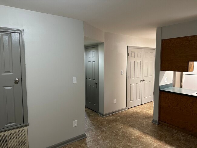 Building Photo - 905 W Jackson St