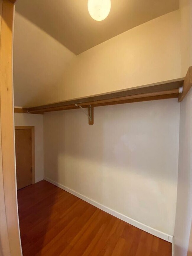 Building Photo - Cozy Studio Living with Parking and Pet-Fr...